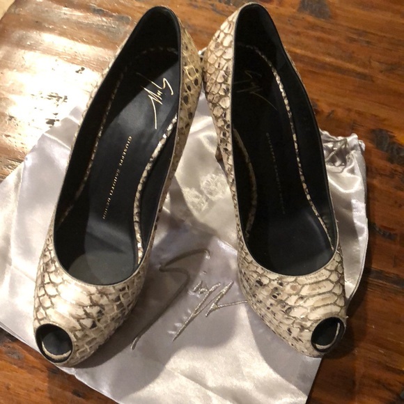 Giuseppe Pumps - Picture 4 of 5